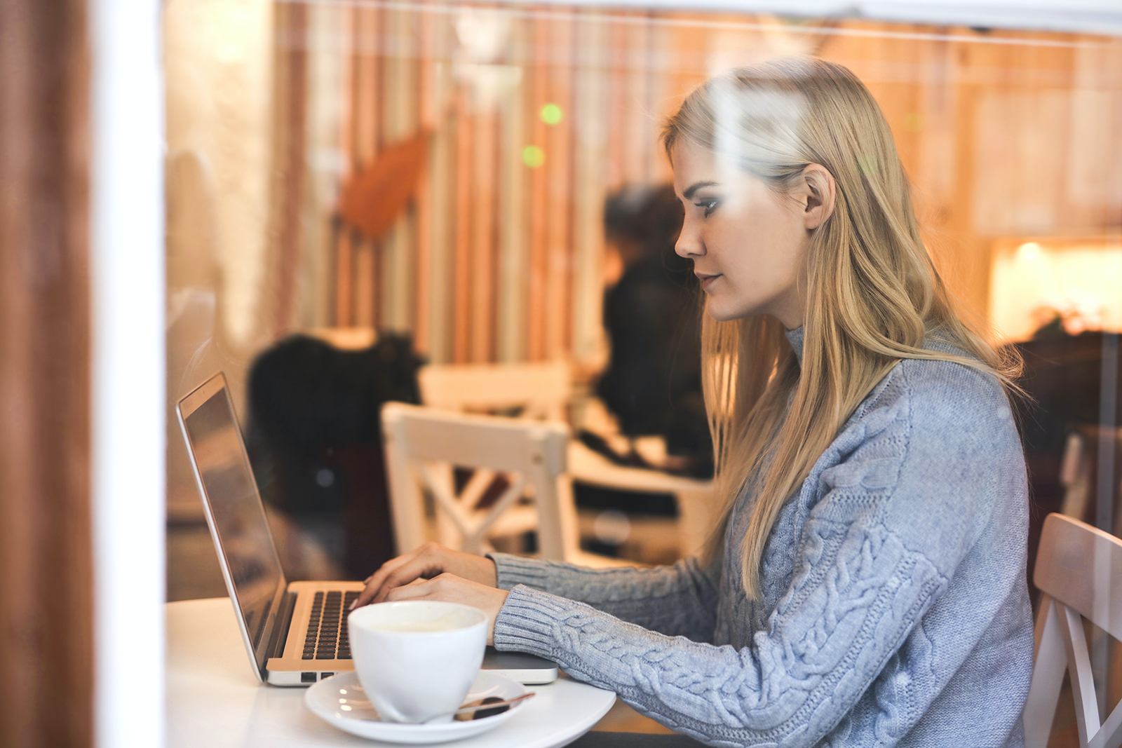 search-engine-optimisation-woman-laptop-cafe